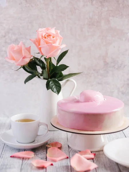 Ροζ τούρτα και τριαντάφυλλα — Φωτογραφία Αρχείου