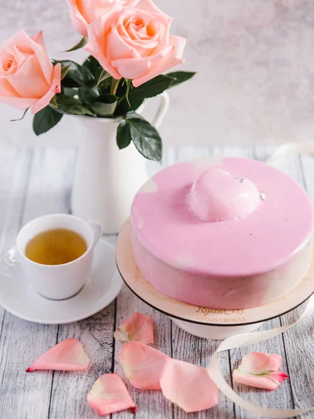Ροζ τούρτα και τριαντάφυλλα — Φωτογραφία Αρχείου