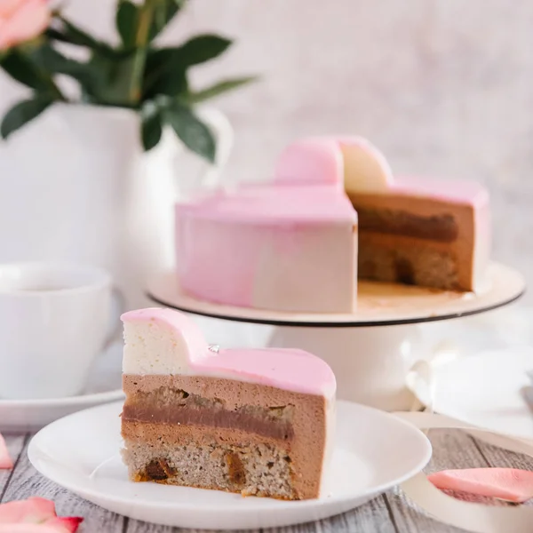 Gâteau rose et roses — Photo