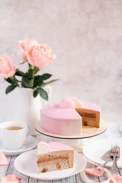 Gâteau rose et roses — Photo