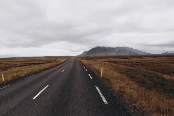 Carretera vacía y montañas — Foto de Stock