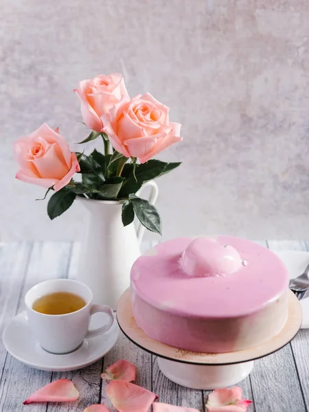 Bolo rosa e rosas — Fotografia de Stock