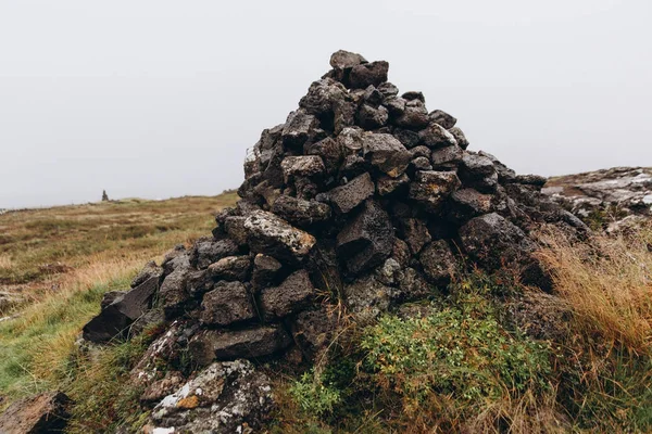 Rotsachtig landschap met mist — Stockfoto