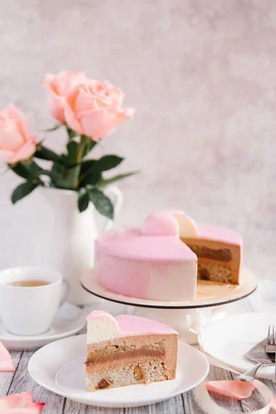 粉红色的蛋糕和玫瑰 — 图库照片