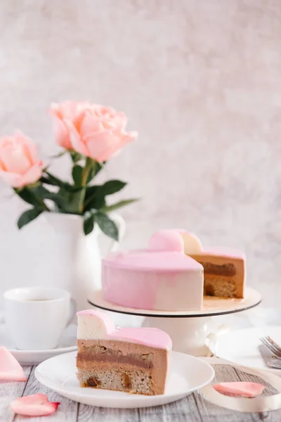 Gâteau rose et roses — Photo