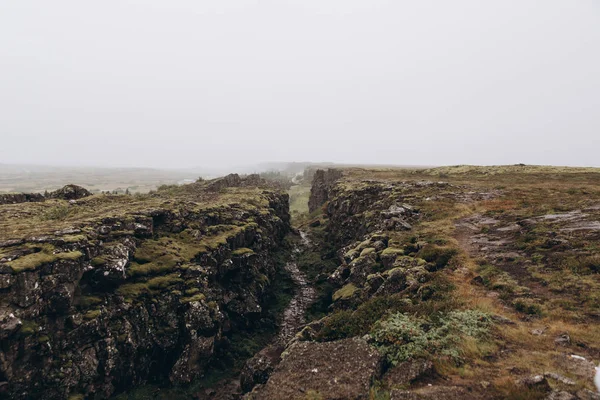 Скалистый пейзаж с туманом — стоковое фото