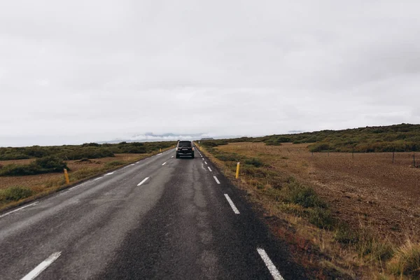 Auto na prázdné silnici — Stock fotografie