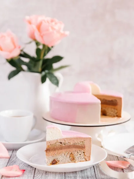 Розовый торт и розы — стоковое фото