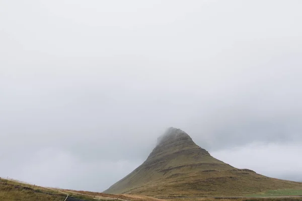 안개 Kirkjufell 산 — 스톡 사진