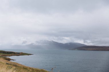 Deniz ve dağlar arka plan