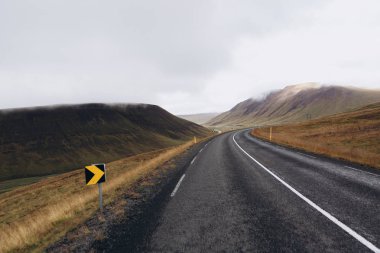 sonbahar dağlarında yol