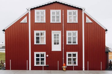 kırmızı ahşap yazlık