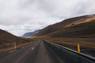 sonbahar dağlarında yol