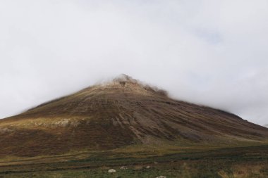sis ile kaplı dağları