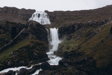 Şelaleli dağ manzarası