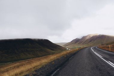 sonbahar dağlarında yol