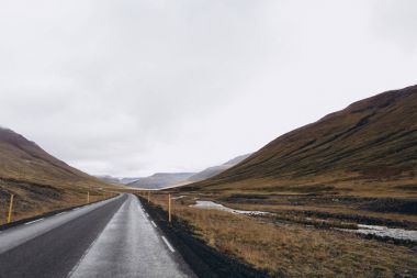 sonbahar dağlarında yol
