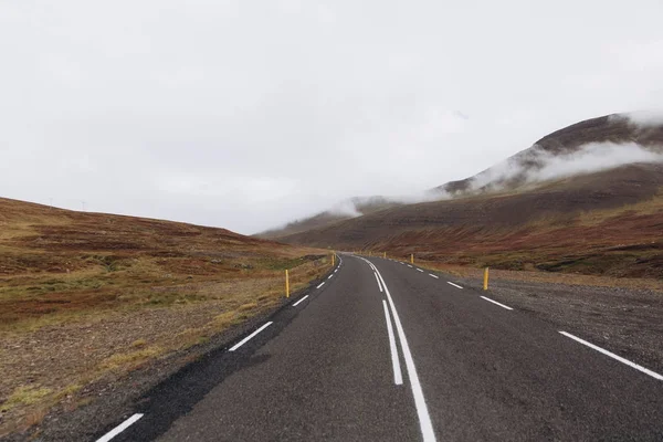 Carretera vacía y montañas — Foto de Stock
