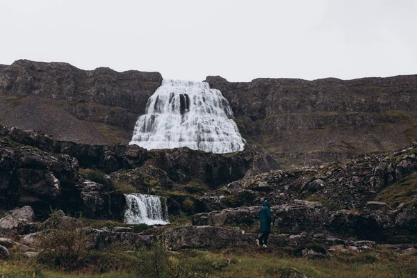 Paisagem montanhosa com cachoeira — Fotografia de Stock