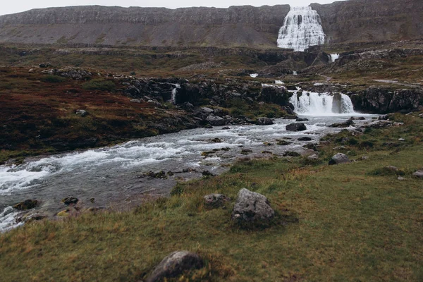 Bergslandskap med vattenfall — Stockfoto