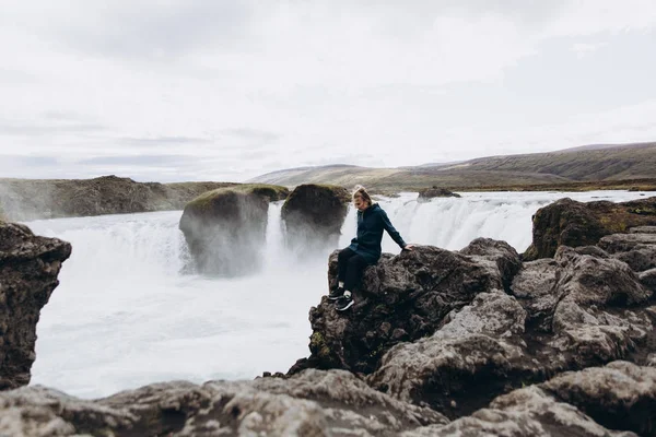 Frau posiert auf Wasserfall-Hintergrund — Stockfoto