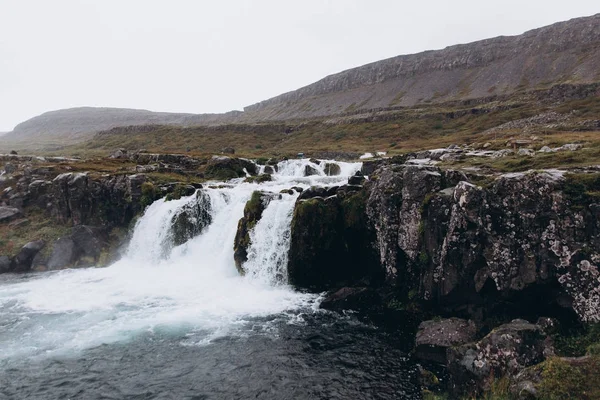 Paesaggio montano con cascata — Foto Stock