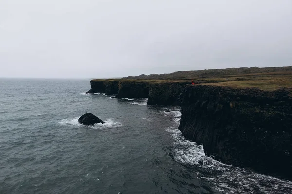 海, 峭壁和草甸 — 图库照片