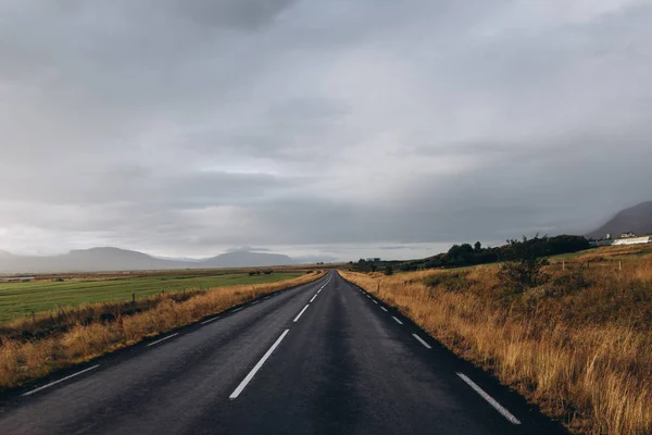 Camino nublado vacío — Foto de Stock