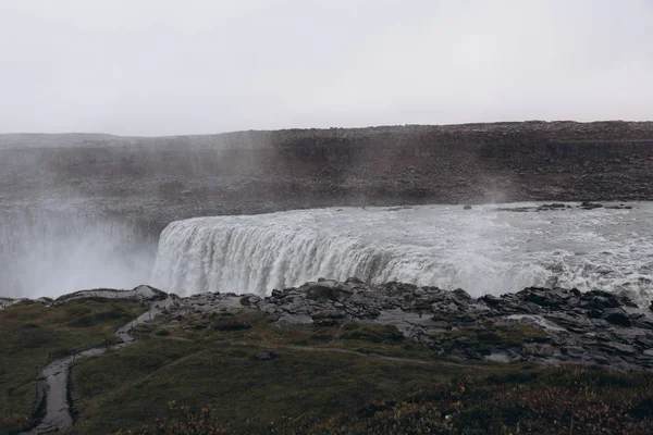 Paisaje de montaña con cascada — Foto de Stock