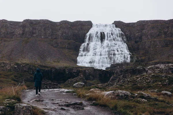 Paisagem montanhosa com cachoeira — Fotografia de Stock