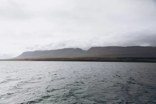 Siyah kum ile deniz kıyısı — Stok fotoğraf