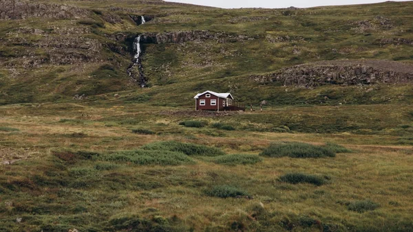 Casa de campo vermelha na Islândia — Fotografia de Stock