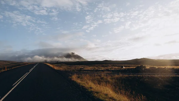 Camino nublado vacío — Foto de Stock