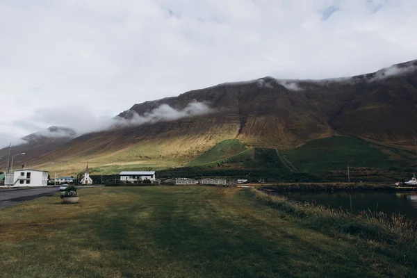 Ferienhaus in trister Landschaft — Stockfoto