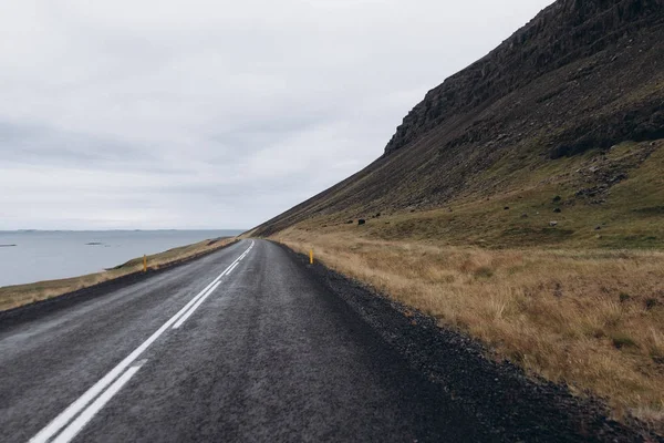 Camino vacío con lago — Foto de Stock