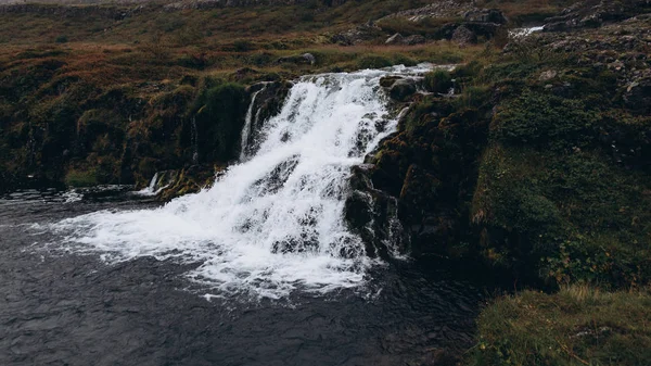 Paisagem montanhosa com cachoeira — Fotografia de Stock