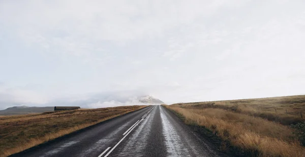 Empty foggy road — Stock Photo, Image