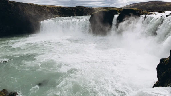 Paysage de montagne avec cascade — Photo