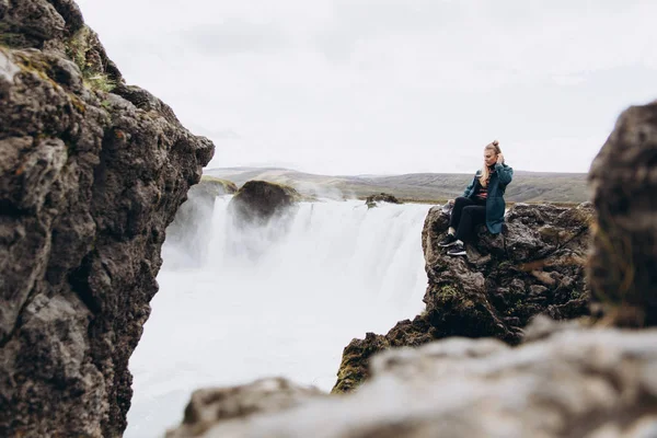 岩の上に座っている女性 — ストック写真
