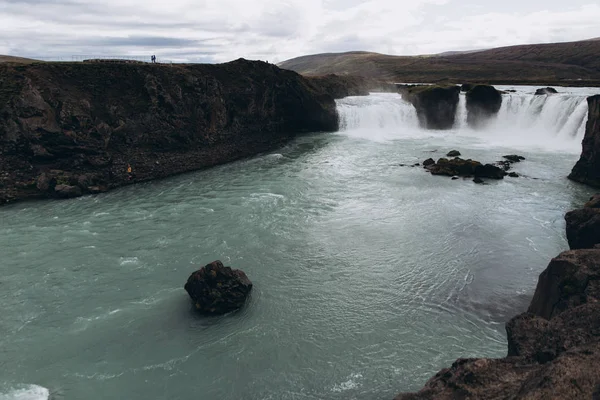 Paysage de montagne avec cascade — Photo