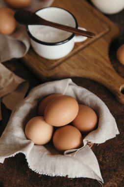 Mutfak masasında malzemeler pişiriyorum.