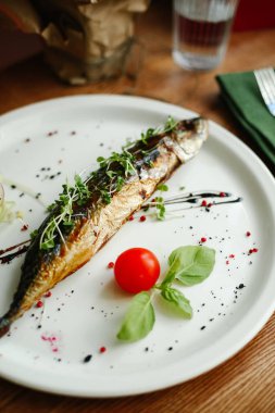 Tabakta kızarmış balık