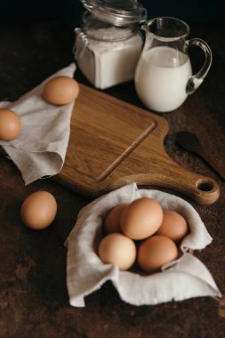 Mutfak masasında malzemeler pişiriyorum.