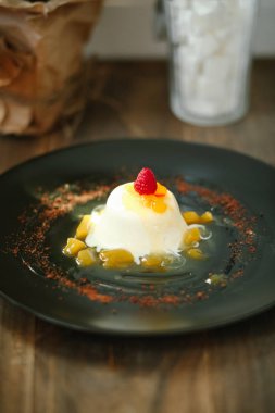 Taze ev yapımı puding 