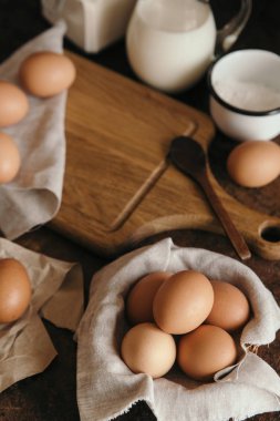 Mutfak masasında malzemeler pişiriyorum.