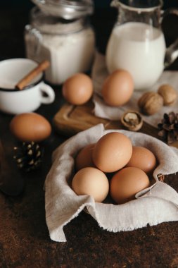 Mutfak masasında malzemeler pişiriyorum.