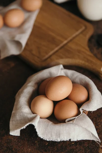 Mutfak masasında malzemeler pişiriyorum.