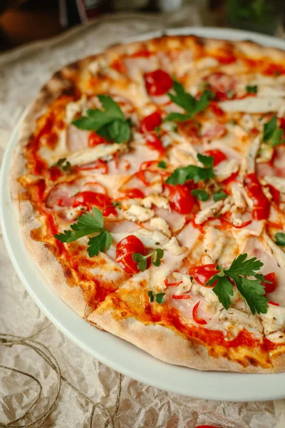 Frische, appetitanregende Pizza — Stockfoto