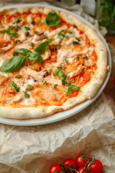 Frische, appetitanregende Pizza — Stockfoto