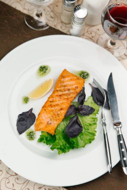 Balık salata yaprakları ve limon ile